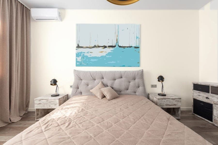 Bedroom wall in SW 7008 Alabaster, RoomCalm visualizer preview (on-screen approximation)