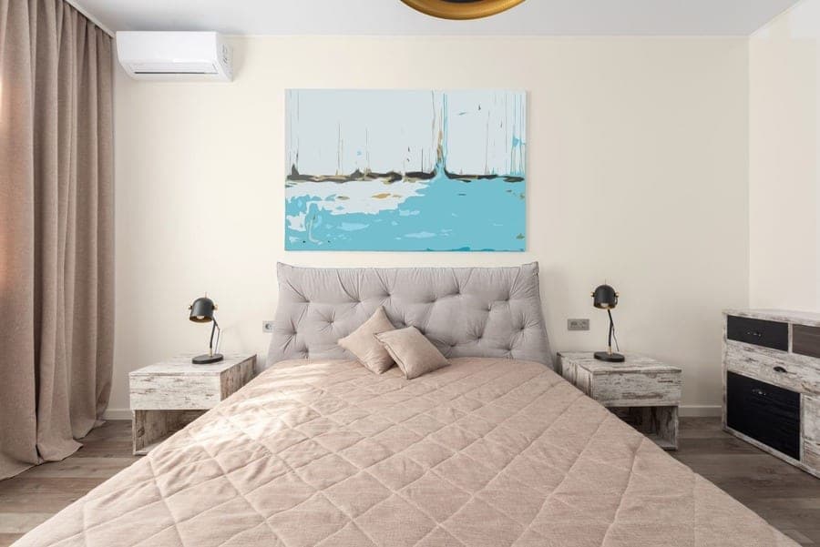 Bedroom wall in SW 9166 Drift of Mist, RoomCalm visualizer preview (on-screen approximation)